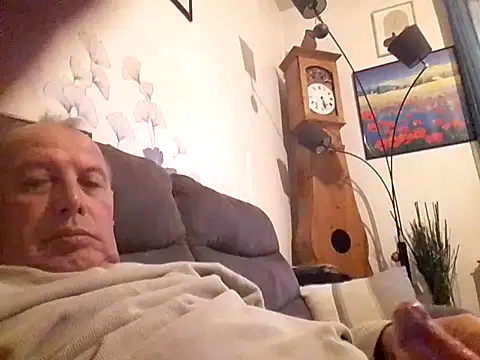 Vince072 online show from October 28, 2025, 4:50 pm