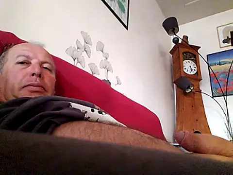 Snapshot of Vince072 chatting on June 16, 2026, 4:45 am Vince072 online show from June 16, 2026, 4:45 am