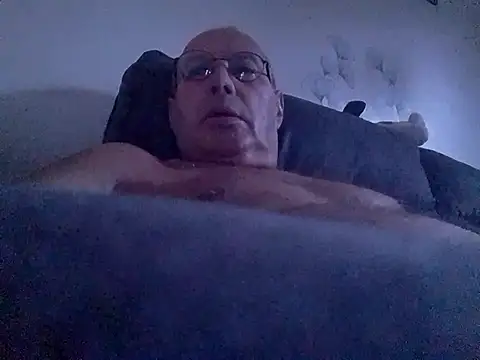Snapshot of Vince072 chatting on July 11, 2026, 4:13 am Vince072 online show from July 11, 2026, 4:13 am