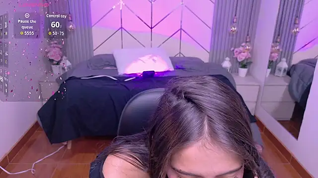 alesiamoore online show from April 23, 2026, 7:37 pm