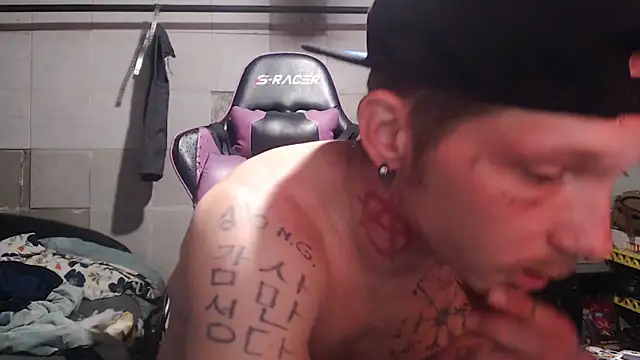 Snapshot of mastertrap chatting on December 2, 2025, 6:20 pm mastertrap online show from December 2, 2025, 6:20 pm