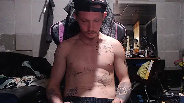 Snapshot of mastertrap chatting on December 1, 2025, 5:30 am mastertrap online show from December 1, 2025, 5:30 am