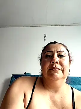 Snapshot of EmmaJhomson chatting on November 3, 2025, 8:34 pm EmmaJhomson online show from November 3, 2025, 8:34 pm