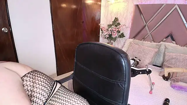 Snapshot of Dolce_pearl chatting on October 13, 2025, 3:52 am Dolce pearl online show from October 13, 2025, 3:52 am