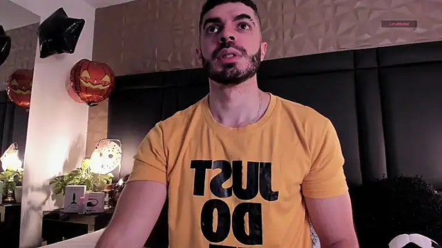 Snapshot of AxelThompson_ chatting on October 28, 2025, 12:04 pm AxelThompson online show from October 28, 2025, 12:04 pm