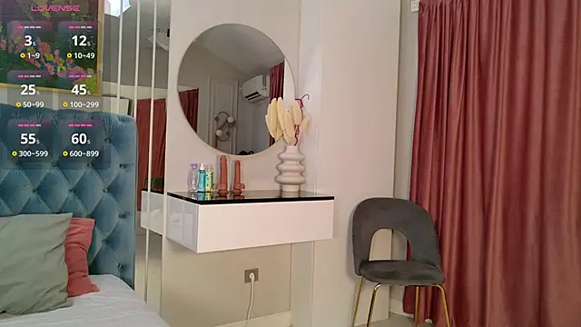 Snapshot of SiennaPierce chatting on June 29, 2026, 11:43 am SiennaPierce online show from June 29, 2026, 11:43 am