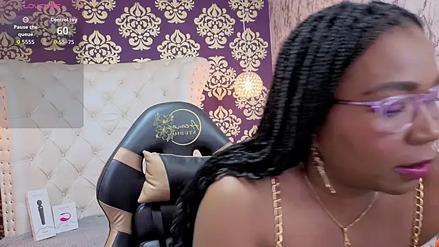Snapshot of Tyra_Fox chatting on September 30, 2025, 3:23 am Tyra Fox online show from September 30, 2025, 3:23 am