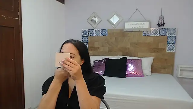 ScarletLevis online show from September 29, 2025, 1:17 pm