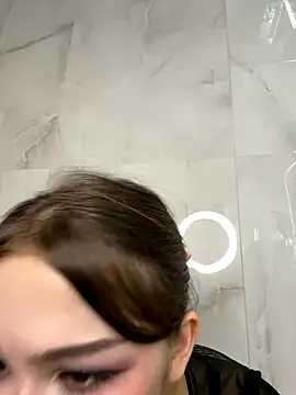 Snapshot of sillybloom chatting on December 17, 2025, 9:42 pm sillybloom online show from December 17, 2025, 9:42 pm