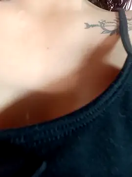 Snapshot of Fox_Roxxan chatting on October 21, 2025, 1:38 am Fox Roxxan online show from October 21, 2025, 1:38 am