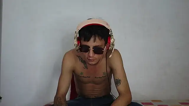 andrewcoopper1 online show from February 8, 2026, 4:32 am