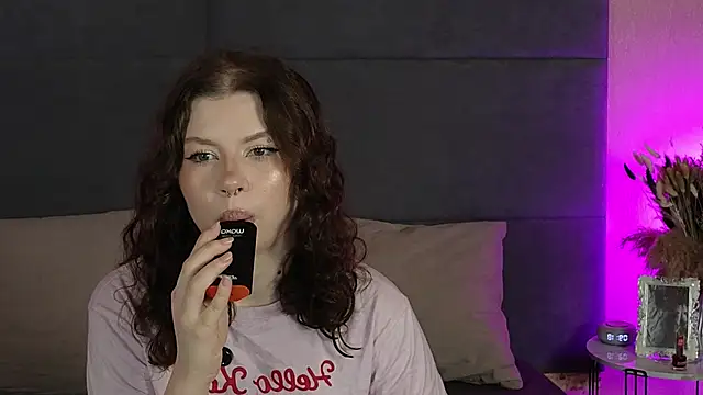 Snapshot of RianaRey chatting on June 19, 2026, 6:19 am RianaRey online show from June 19, 2026, 6:19 am