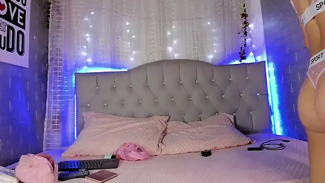 Miss-Alicia online show from December 3, 2025, 2:12 am