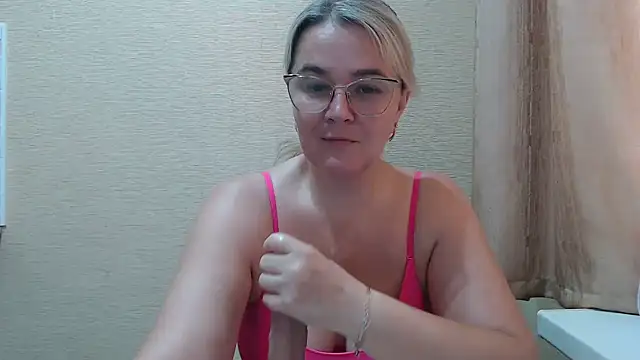 Snapshot of EleanoraDream chatting on July 8, 2026, 7:42 am EleanoraDream online show from July 8, 2026, 7:42 am