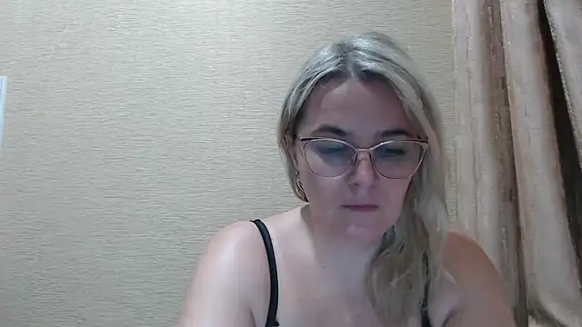 Snapshot of EleanoraDream chatting on May 30, 2026, 4:56 pm EleanoraDream online show from May 30, 2026, 4:56 pm