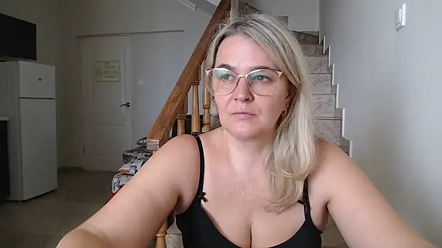 Snapshot of EleanoraDream chatting on June 28, 2026, 12:44 pm EleanoraDream online show from June 28, 2026, 12:44 pm