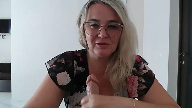 Snapshot of EleanoraDream chatting on August 7, 2026, 1:28 pm EleanoraDream online show from August 7, 2026, 1:28 pm