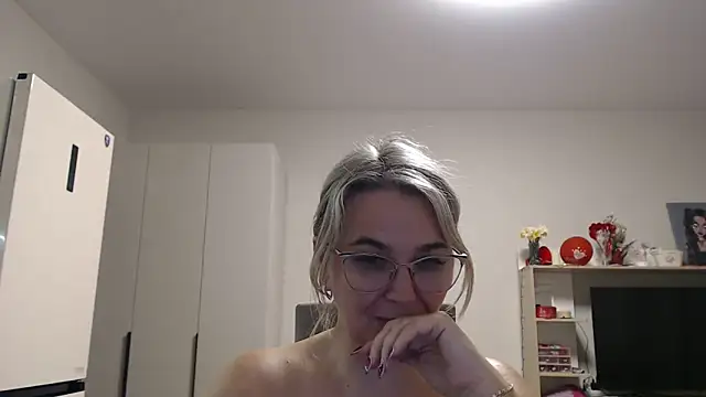 Snapshot of EleanoraDream chatting on May 9, 2026, 5:16 pm EleanoraDream online show from May 9, 2026, 5:16 pm