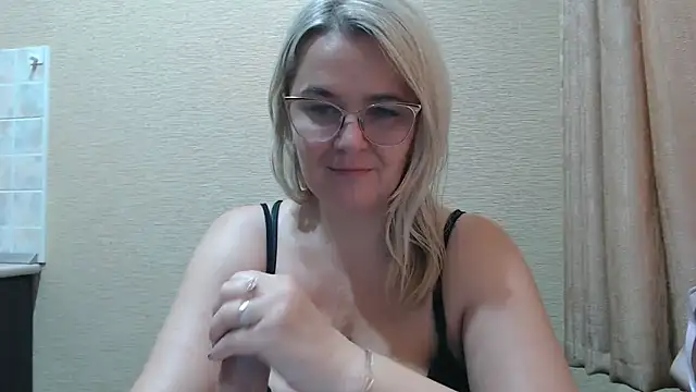 Snapshot of EleanoraDream chatting on May 27, 2026, 7:05 am EleanoraDream online show from May 27, 2026, 7:05 am