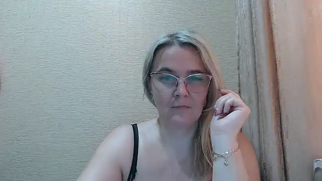 Snapshot of EleanoraDream chatting on May 28, 2026, 8:55 am EleanoraDream online show from May 28, 2026, 8:55 am