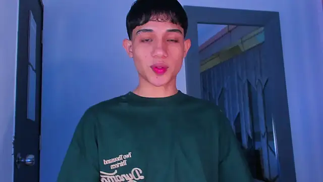 Snapshot of Sebax_Young chatting on March 18, 2026, 8:32 pm Sebax Young online show from March 18, 2026, 8:32 pm