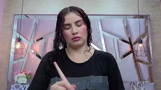 ThaliaCross online show from April 30, 2026, 7:32 pm