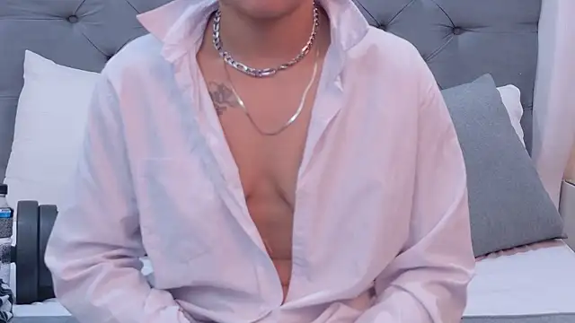 Snapshot of ZoeKrug chatting on October 23, 2025, 7:29 am ZoeKrug online show from October 23, 2025, 7:29 am