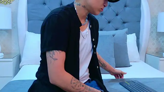 Snapshot of ZoeKrug chatting on November 1, 2025, 12:10 pm ZoeKrug online show from November 1, 2025, 12:10 pm