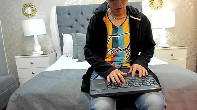 Snapshot of ZoeKrug chatting on October 10, 2025, 11:55 am ZoeKrug online show from October 10, 2025, 11:55 am