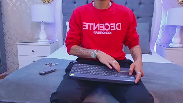 Snapshot of ZoeKrug chatting on December 1, 2025, 11:44 am ZoeKrug online show from December 1, 2025, 11:44 am