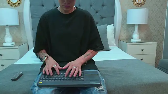 Snapshot of ZoeKrug chatting on November 9, 2025, 12:20 pm ZoeKrug online show from November 9, 2025, 12:20 pm