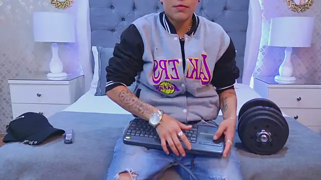 Snapshot of ZoeKrug chatting on December 5, 2025, 11:42 am ZoeKrug online show from December 5, 2025, 11:42 am