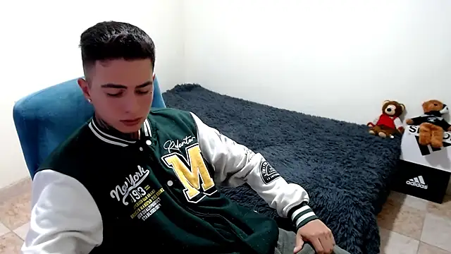 Snapshot of santii_ss chatting on October 15, 2025, 7:44 pm santii ss online show from October 15, 2025, 7:44 pm