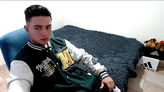 Snapshot of santii_ss chatting on October 29, 2025, 1:43 pm santii ss online show from October 29, 2025, 1:43 pm