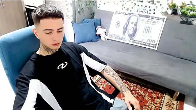 Snapshot of santii_ss chatting on February 12, 2026, 2:39 pm santii ss online show from February 12, 2026, 2:39 pm