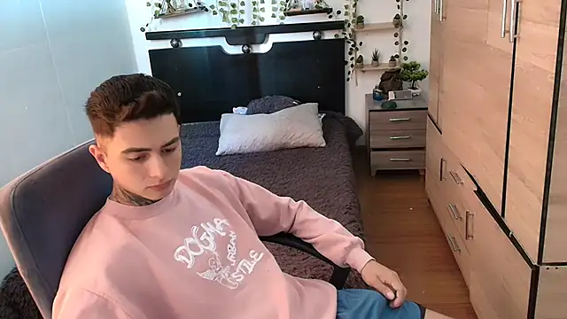 Snapshot of santii_ss chatting on May 8, 2026, 1:04 pm santii ss online show from May 8, 2026, 1:04 pm