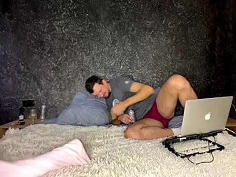 Snapshot of Bugs_and_Bunny chatting on October 24, 2025, 7:57 pm Bugs and Bunny online show from October 24, 2025, 7:57 pm