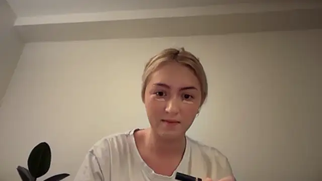 Snapshot of Kitty_Swetty chatting on December 17, 2025, 11:54 pm Kitty Swetty online show from December 17, 2025, 11:54 pm