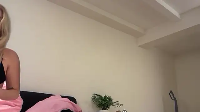 Snapshot of Kitty_Swetty chatting on February 3, 2026, 7:19 pm Kitty Swetty online show from February 3, 2026, 7:19 pm