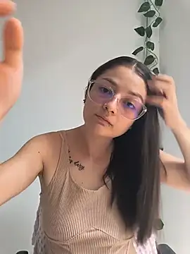 Coralinne   online show from May 10, 2026, 4:31 pm
