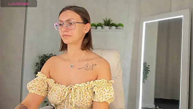 Elina Gravess online show from September 8, 2025, 11:59 pm