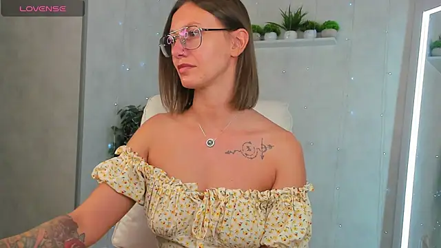 Elina Gravess online show from September 12, 2025, 12:11 am