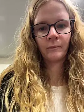 Snapshot of Bikergirl_97 chatting on November 19, 2025, 11:54 am Bikergirl 97 online show from November 19, 2025, 11:54 am