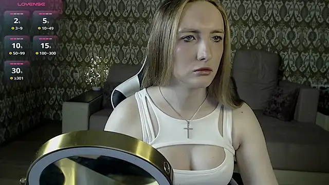 Vi Luxy online show from May 2, 2026, 1:44 am