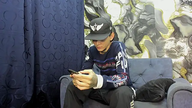 Snapshot of StraightBoy_Nick chatting on June 1, 2026, 4:02 am StraightBoy Nick online show from June 1, 2026, 4:02 am