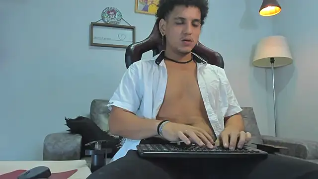 Snapshot of Xfire_boy69 chatting on December 4, 2025, 1:43 pm Xfire boy69 online show from December 4, 2025, 1:43 pm