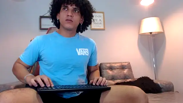 Snapshot of Xfire_boy69 chatting on November 15, 2025, 3:27 pm Xfire boy69 online show from November 15, 2025, 3:27 pm