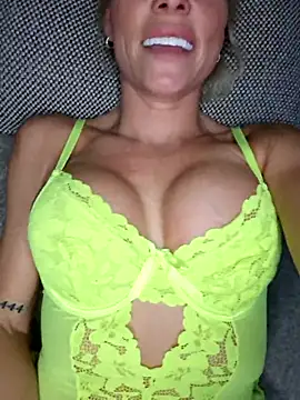 Snapshot of Bellarose_xx chatting on December 3, 2025, 10:42 pm Bellarose xx online show from December 3, 2025, 10:42 pm