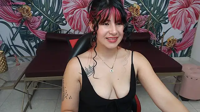Nina harper  online show from September 27, 2025, 8:04 pm