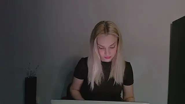 Snapshot of Lia_noo_regrets chatting on April 19, 2026, 6:10 pm Lia noo regrets online show from April 19, 2026, 6:10 pm